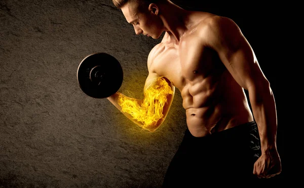 Muskelkräftiger Bodybuilder hebt Gewicht mit flammendem Bizepskonzept — Stockfoto