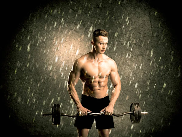 Fitness facet z wagi pokazując mięśnie — Zdjęcie stockowe