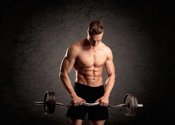 Sexy Gewichtheber Kerl zeigt Muskeln — Stockfoto