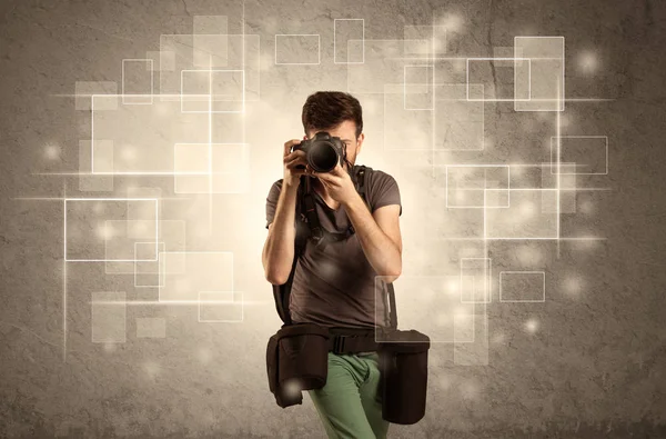 Masculino holdig câmera profissional com lente — Fotografia de Stock