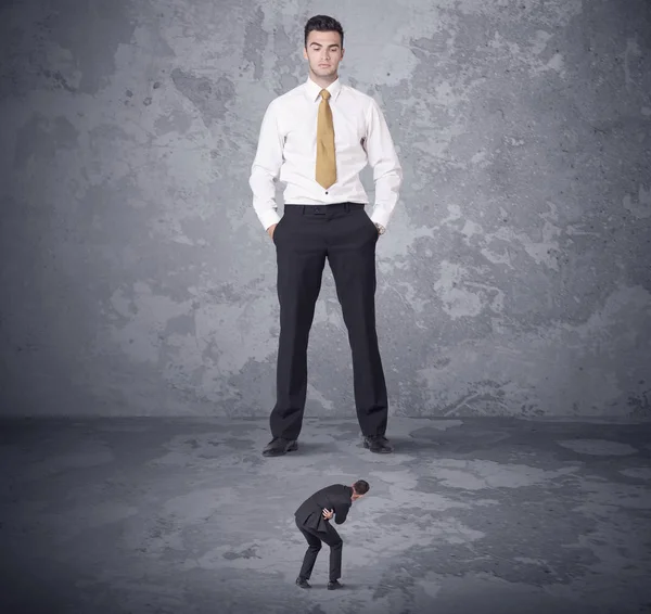 Big boss looking at tiny coworker — Stock Photo, Image