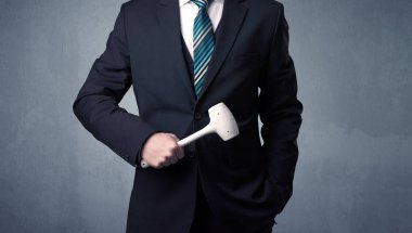 Businesman ayakta elinde aracıyla