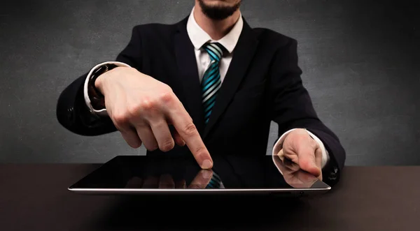 Man typing  in formal clothing — Stock Photo, Image