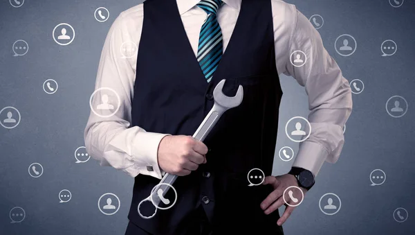 Pohledný muž, který stojí s nástrojem na ruce — Stock fotografie