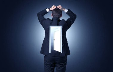 Sırtını kapıya ile ayakta işadamı