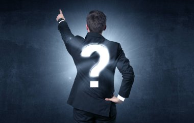 Soru işaretiyle sırtında duran adam
