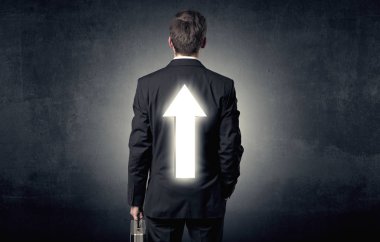 Genç işadamı ile ok sırtında duran