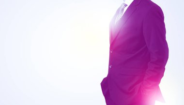 Genç işadamı ayakta durup düşünüyor