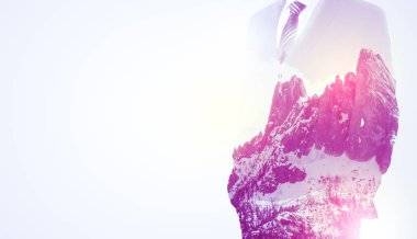 Dağ grafik ile ayakta işadamı