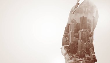 Sırtında siyah anahtar deliği ile ayakta adam