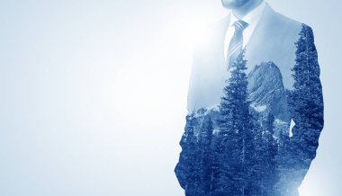 Dağ ile ayakta işadamı