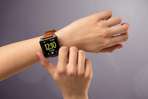 Mano femenina usando y presionando smartwatch — Foto de Stock