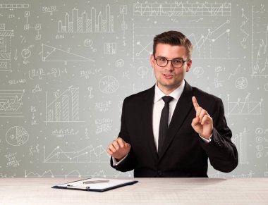 Masada oturan bir iş adamı.