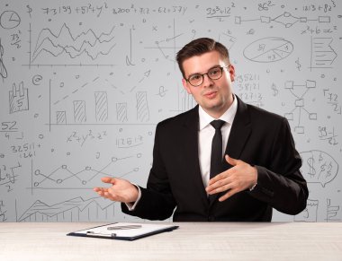 Masada oturan bir iş adamı.