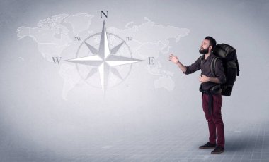 Sırt çantalı genç adam.