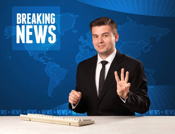 TV-presentatör framför berätta nyheter med blå mo — Stockfoto