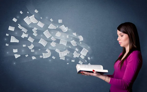 Jovem senhora segurando livro — Fotografia de Stock