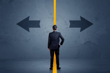 İş kişi bir çığlık tarafından ayrılmış iki seçenek arasında seçme