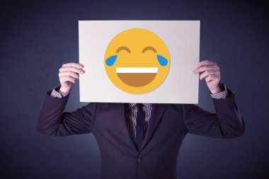 İfade gülüyor ile kağıt tutan işadamı