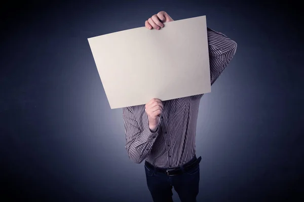 Affärsman som innehar tomt papper — Stockfoto