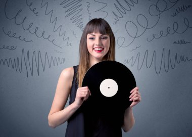 Vinil kaydı tutan kadın