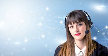 Genç kadın telemarketer