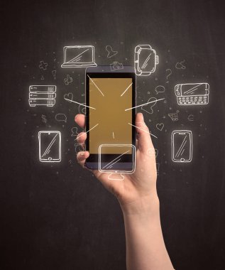 El ele tutuşan akıllı telefon.