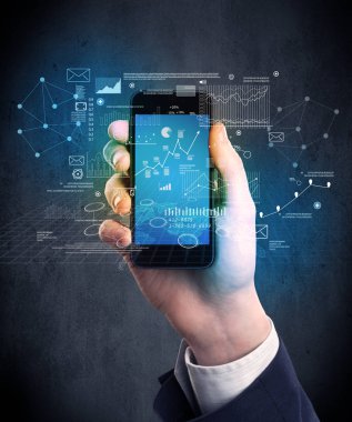 El ele tutuşan akıllı telefon.