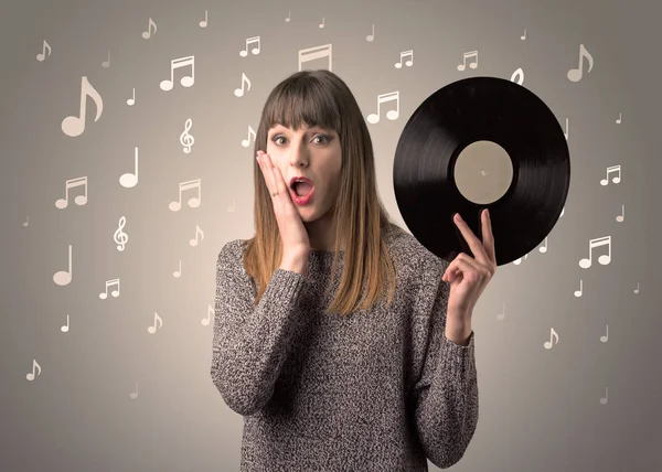 Lady sosteniendo disco de vinilo —  Fotos de Stock