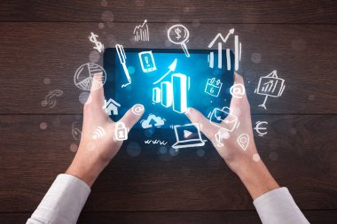 Tablet üzerinde çalışan eller iş