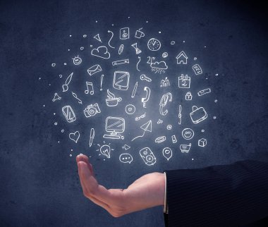 Karışık çizimler tutan el