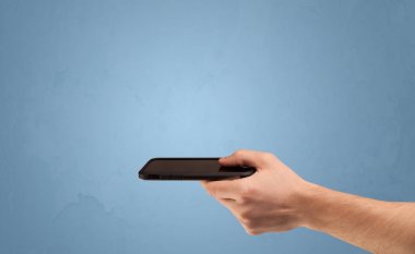 Telefon aygıtı profilden tutuluyor