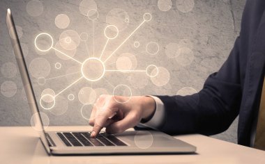 Dizüstü bilgisayarda yazan bilim işçisi