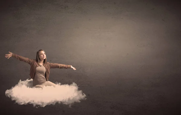 Mujer sentada en una nube con suelo de bakcground llano — Foto de Stock