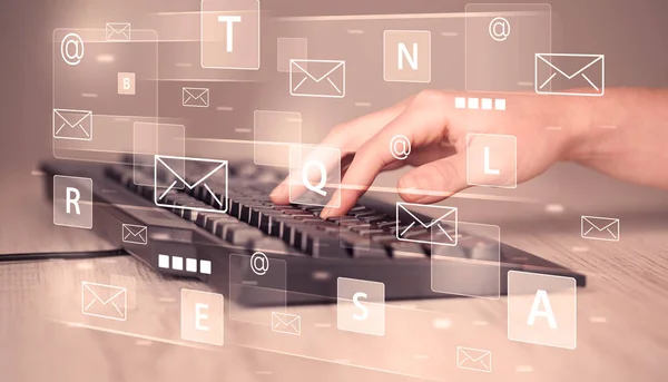Tecleo a mano en el teclado con iconos de tecnología digital —  Fotos de Stock