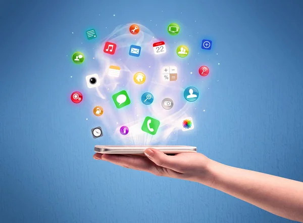 Ruce drží telefon tablet s aplikací ikony — Stock fotografie