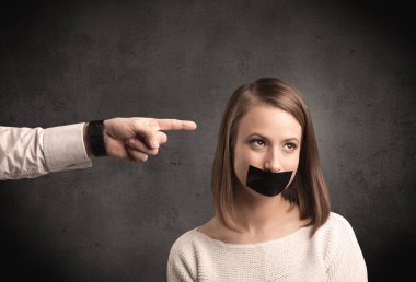 Kadına gösteren bir el