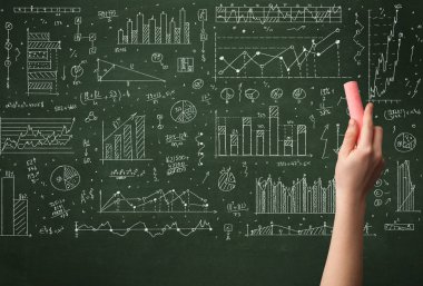 Bir iş adamı tahtaya veri çiziyor