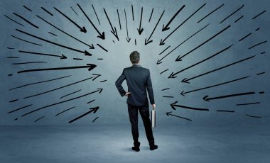 Ayakta duran erkek bir hata yaptı.