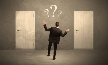 Kapı önünde duran işadamı