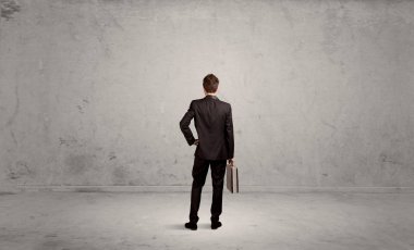 İş adamı boş kentsel alanda kayboldu