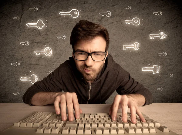 Hacker nerd man met getekende wachtwoord sleutels — Stockfoto