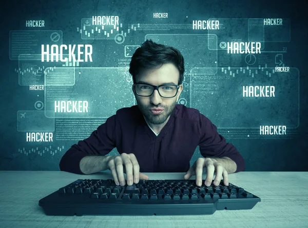 Hacker met toetsenbord en bril — Stockfoto