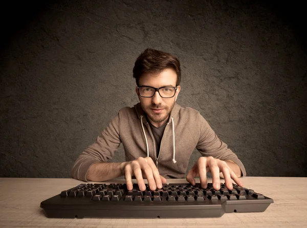 Klavyede bilgisayar ineği daktilosu — Stok fotoğraf