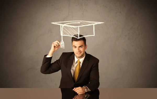 Glücklicher College-Absolvent zeichnet akademischen Hut — Stockfoto