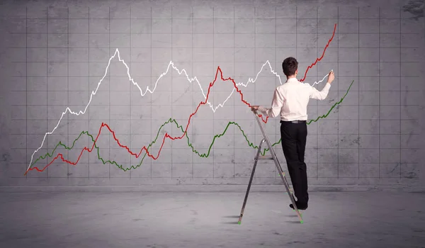 Man på stege ritning diagram linjer — Stockfoto