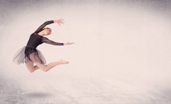 Bailarina de ballet moderna realizando salto de arte con fondo vacío —  Fotos de Stock