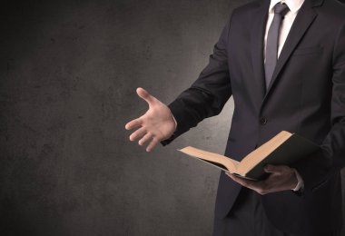 Elinde kitap tutan bir işadamı