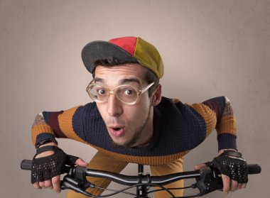 Boş arka plan ile çılgın bisikletçi