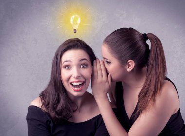 Kız onu kız arkadaşına gizli şeyler söylüyorum